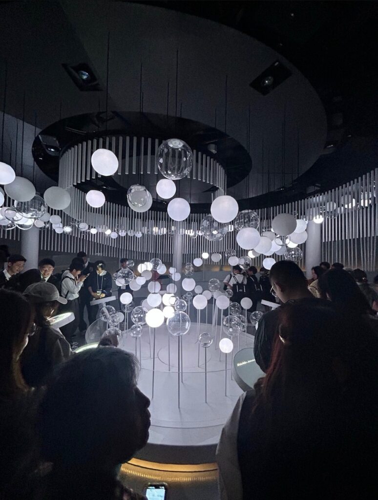 シンガポールパビリオン ドーム型天井の幻想的な映像演出