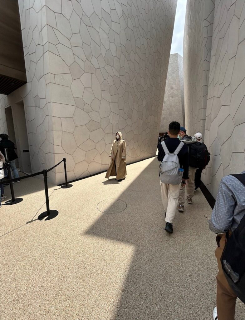 サウジアラビアパビリオン 伝統衣装のスタッフと美しい空間