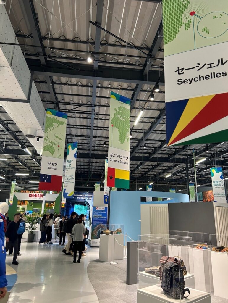 コモンズ 各国ブースとスタッフとの交流