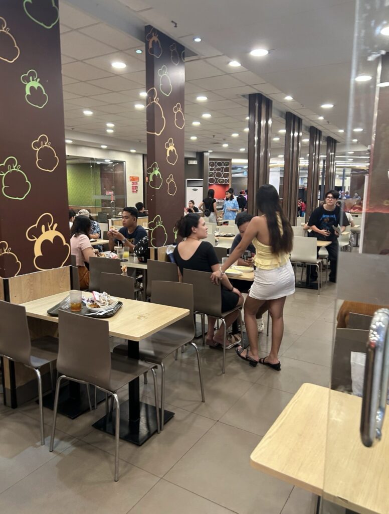 ジョリビー店内の賑やかな様子