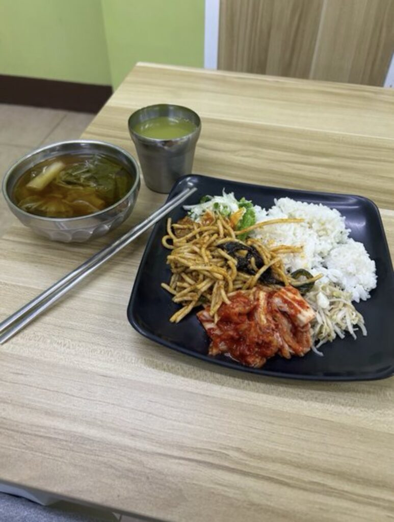 CGアカデミーの学食ブッフェスタイルの食事