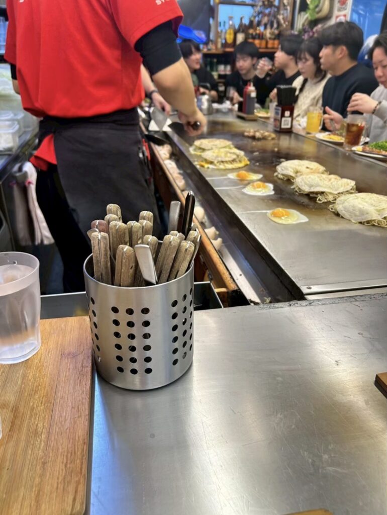 将ちゃんの鉄板で焼かれる広島焼き