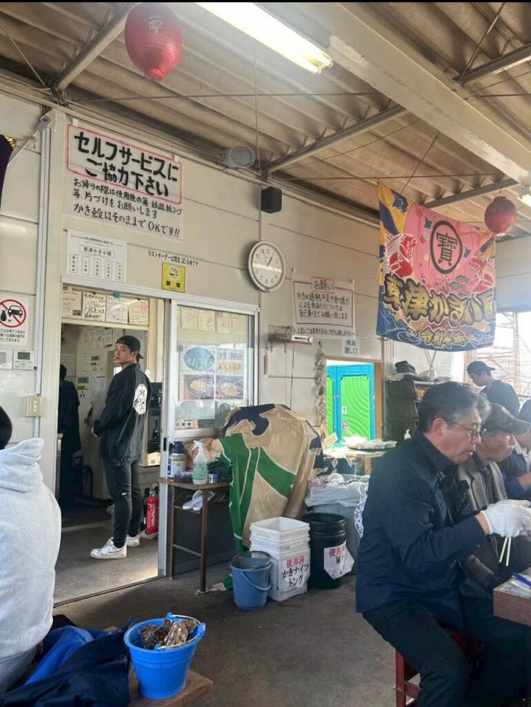 草津かき小屋の焼き牡蠣テーブル