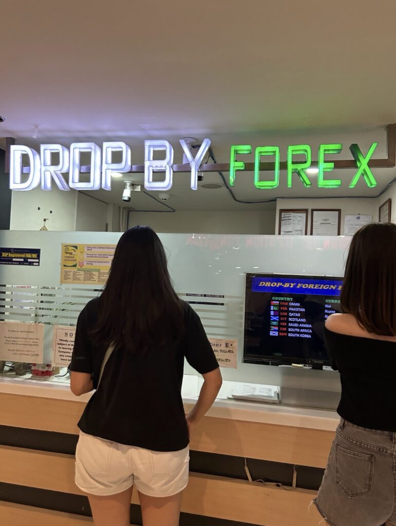 アヤラモール地下のDROP BY FOREX両替所