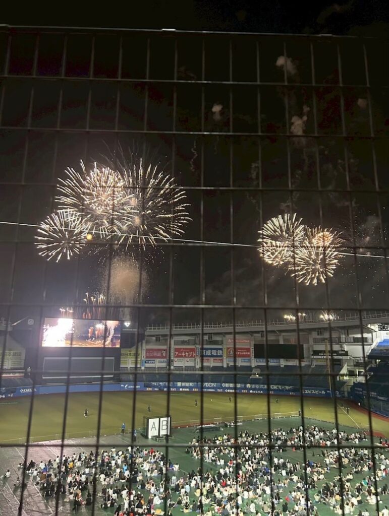 花火大会前の観客席