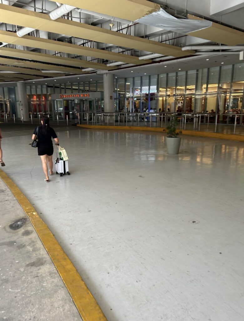 SMシーサイドモールの入口