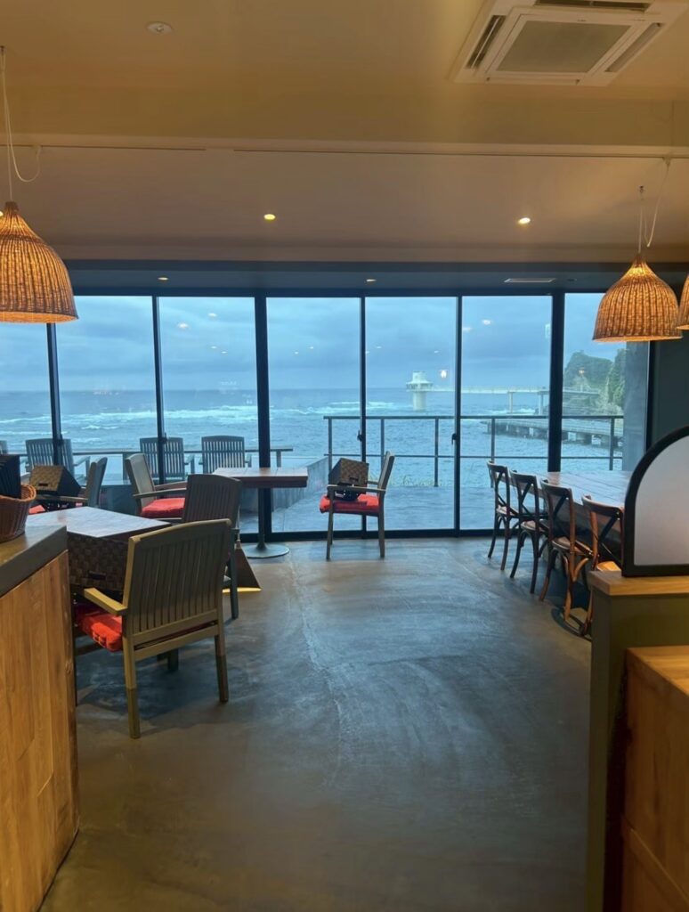 Edenカフェの海を望む席
