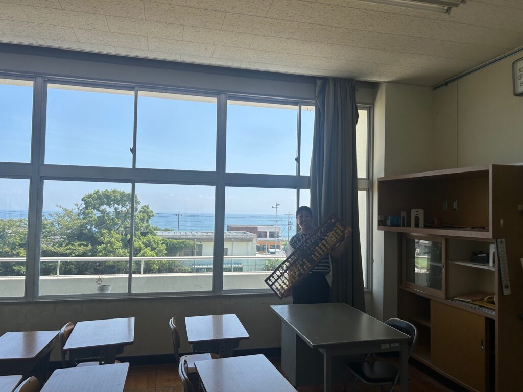 佐野小テラスの教室から見える海