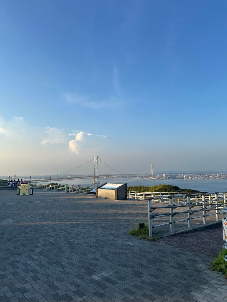 サービスエリアから見える明石海峡大橋